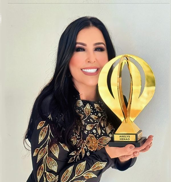 ARELYS HENAO RECIBIÓ RECONOCIMIENTO A SU TRAYECTORIA ARTÍSTICA