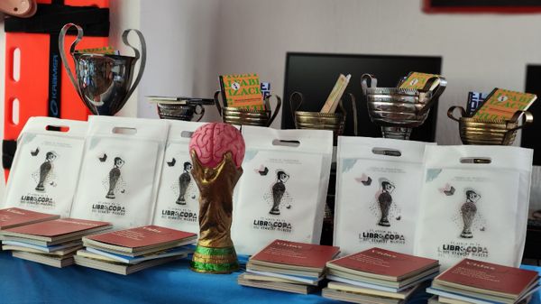 ENTREGA DEL ÁLBUM OFICIAL DE LA LIBRO COPA EN KENNEDY: UNA FIESTA DE FÚTBOL, LECTURA Y COMUNIDAD