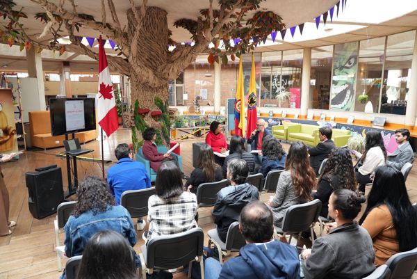 BOGOTÁ FORTALECE SUS LAZOS CULTURALES CON CANADÁ Y ECUADOR A TRAVÉS DE LA DONACIÓN DE LIBROS A LA RED DISTRITAL DE BIBLIOTECAS PÚBLICAS