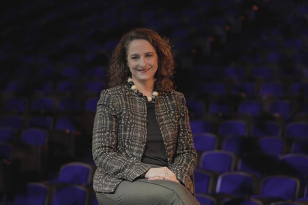 AMALIA DE POMBO ASUME LA DIRECCIÓN DEL TEATRO CAFAM Y LA GERENCIA CULTURAL DE LA CAJA.