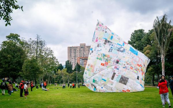 UN ENORME GLOBO MULTICOLOR PUSO A VOLAR LOS SUEÑOS DE NIÑAS Y NIÑOS EN LA BIENAL BOG25