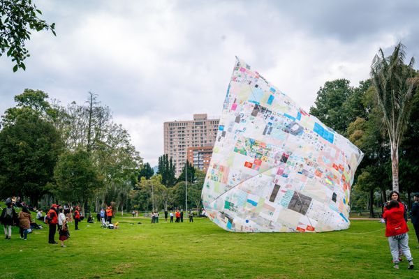 UN ENORME GLOBO MULTICOLOR PUSO A VOLAR LOS SUEÑOS DE NIÑAS Y NIÑOS EN LA BIENAL BOG25