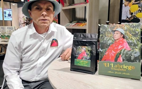 EN LA FILBO ESTÁ PRESENTE ALBEIRO GIRALDO, CON SU LIBRO “EL LABRIEGO TRIUNFADOR”, LA VIDA DE UN CAMPESINO NARRADA POR ÉL MISMO