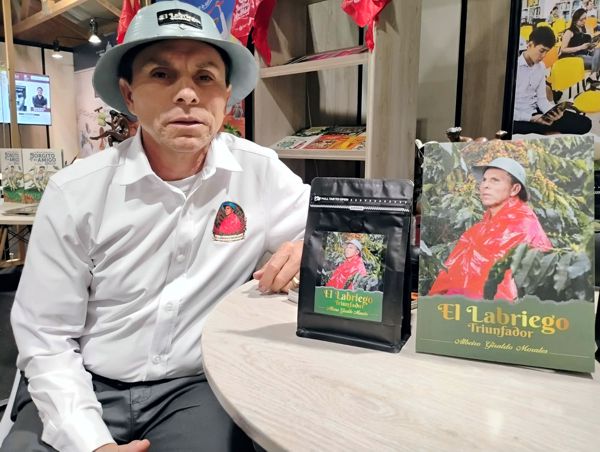 EN LA FILBO ESTÁ PRESENTE ALBEIRO GIRALDO, CON SU LIBRO “EL LABRIEGO TRIUNFADOR”, LA VIDA DE UN CAMPESINO NARRADA POR ÉL MISMO