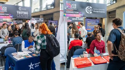 “MÁS DE 50 EMPRESAS BUSCAN TALENTO BILINGÜE EN BOGOTÁ DURANTE LA “FERIA LABORAL BILINGÜE DEL COLOMBO AMERICANO”