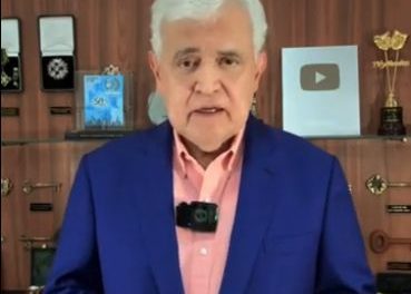 JORGE BARÓN LE OFRECE SU HISTÓRICA “PATADITA DE LA BUENA SUERTE” A COLOMBIA Y LANZA ADVERTENCIA: “PODRÍA SER LA ÚLTIMA”