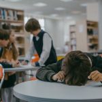 DESEMPEÑO ESCOLAR EN COLOMBIA: POR QUÉ EL BIENESTAR EMOCIONAL ES EL NUEVO MOTOR DEL ÉXITO ACADÉMICO