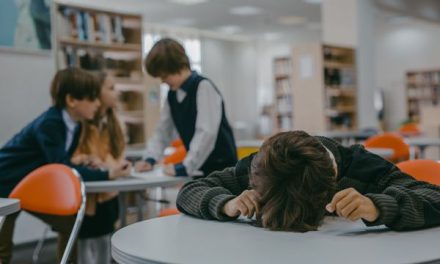 DESEMPEÑO ESCOLAR EN COLOMBIA: POR QUÉ EL BIENESTAR EMOCIONAL ES EL NUEVO MOTOR DEL ÉXITO ACADÉMICO