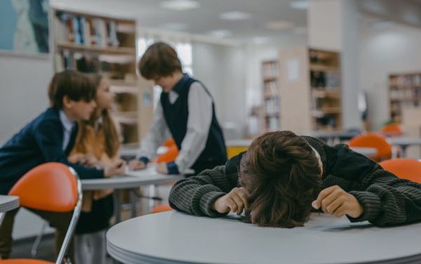 DESEMPEÑO ESCOLAR EN COLOMBIA: POR QUÉ EL BIENESTAR EMOCIONAL ES EL NUEVO MOTOR DEL ÉXITO ACADÉMICO