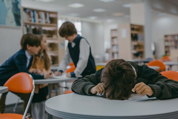 DESEMPEÑO ESCOLAR EN COLOMBIA: POR QUÉ EL BIENESTAR EMOCIONAL ES EL NUEVO MOTOR DEL ÉXITO ACADÉMICO