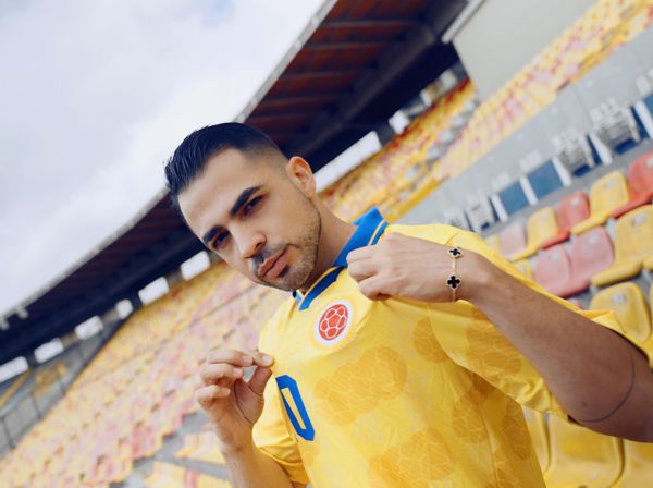 JUAN PALAU RELANZA EL VIDEO DE «COLOMBIA SE LEVANTA» UNA CANCIÓN PARA ALENTAR A LA SELECCIÓN COLOMBIA