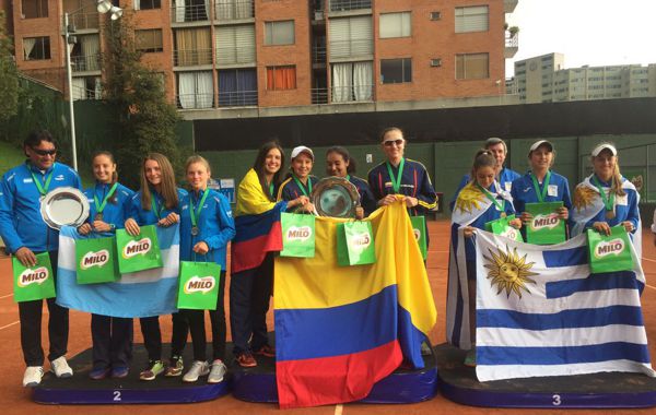 CUANDO CAMILA OSORIO LIDERÓ LA ESCUADRA NACIONAL QUE SE CONSAGRÓ CAMPEONA DEL SURAMERICANO SUB-16 DE TENIS EN BOGOTÁ