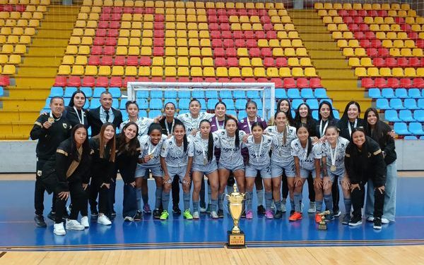 LLANEROS RECIBIÓ EL TROFEO DE CAMPEÓN DE LA PRELIBERTADORES FEMENINA DE FUTSAL 2026, GANADO DE MANERA ANTICIPADA EN LA PENÚLTIMA FECHA