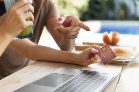 PAGOS INSTANTÁNEOS VS. SISTEMAS OBSOLETOS, EL DILEMA DE LA BANCA QUE GASTA EL 70% DE SU PRESUPUESTO DIGITAL SOLO EN SEGUIR OPERANDO