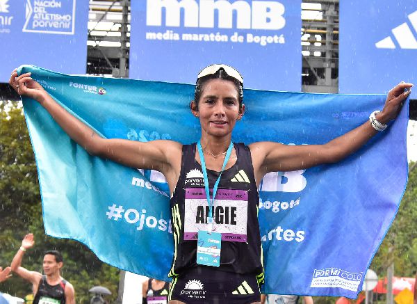 ANGIE ORJUELA SE CORONÓ CAMPEONA EN LA MEDIA MARATÓN DE PANAMÁ