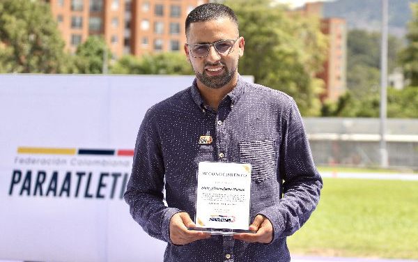 EL PRIMER MEDALLISTA PARALÍMPICO ELKIN SERNA RECIBIÓ UN EMOTIVO HOMENAJE EN MEDELLÍN
