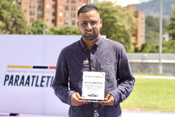 EL PRIMER MEDALLISTA PARALÍMPICO ELKIN SERNA RECIBIÓ UN EMOTIVO HOMENAJE EN MEDELLÍN