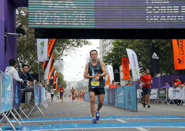 TRIATLETA BOGOTANO ALEXANDER OBANDO EN MARATON DE LIMA 42k