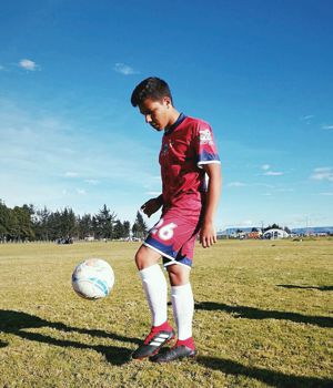 Andrés David Mendoza Lizca con balón