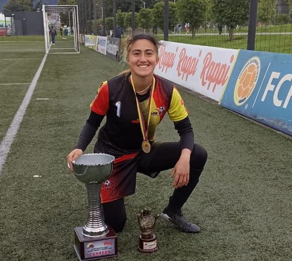 MARÍA CAMILA CHUQUEN, VALLA MENOS VENCIDA Y CAMPEONA DEL NACIONAL FEMENINO SUB 20