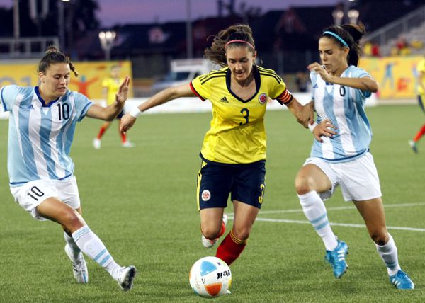 COLOMBIA VENCIÓ A ARGENTINA Y PASÓ PRIMERO EN EL FÚTBOL FEMENINO