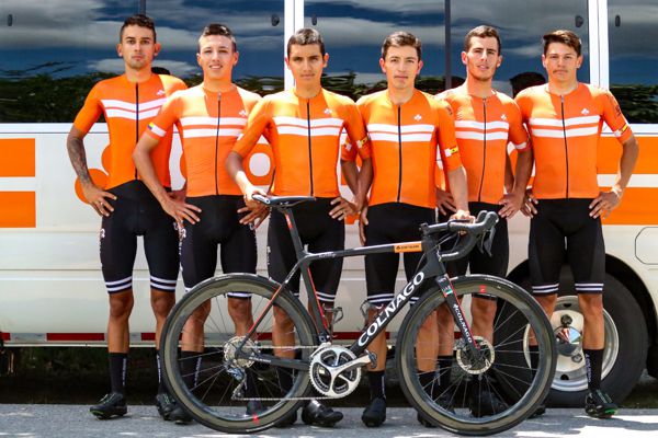 VILLAVICENCIO RECIBE AL COLNAGO CM EN VUELTA DE LA JUVENTUD