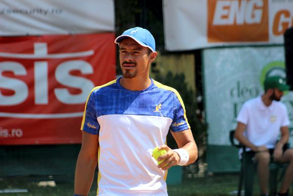 FAVORITOS AVANZAN EN EL TORNEO PROFESIONAL DE TENIS CLASE A