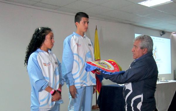 ENTREGA DE LA BANDERA A DELEGACIÓN COLOMBIANA EN LOS V JUEGOS ESCOLARES DEPORTIVOS CENTROAMERICANOS Y DEL CARIBE