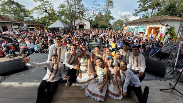 ARRANCÓ EL FESTIVAL COLOMBIA CANTA Y ENCANTA CON DELEGACIONES DE TODAS LAS REGIONES DEL PAÍS