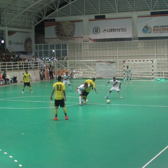 COLOMBIA SE MANTIENE COMO LIDER INVICTO EN EL FUTSAL BOLIVARIANO