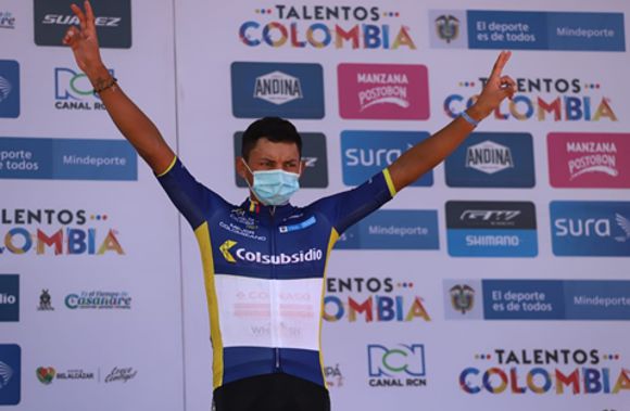 LUIS CARLOS CHÍA DEL COLNAGO CM AL SPRINT EN VUELTA COLOMBIA