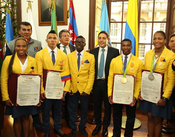 CONGRESO DE LA REPÚBLICA CONDECORÓ A LOS MEDALLISTAS
