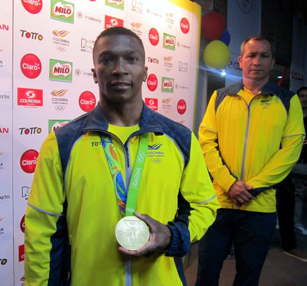 OSCAR FIGUEROA LLEGÓ A COLOMBIA CON SU MEDALLA DE ORO