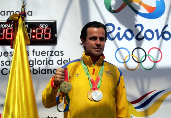 EL COMITÉ OLÍMPICO COLOMBIANO ENTREGÓ MEDALLAS DE VERACRUZ 2014 A ROBERTO TERÁN