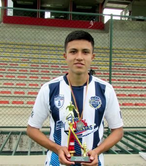 SANTIAGO HURTADO, BOGOTANO, REFERENTE DE DISTRITO ÉLITE FC, ANHELA DEBUTAR COMO FUTBOLISTA PROFESIONAL Y LLEGAR A JUGAR EN EUROPA