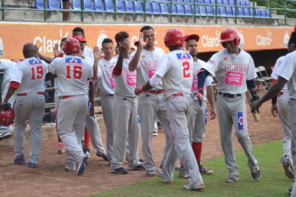 TORICES GANA A GIGANTES, TIBURONES VENCE A MARISCALES