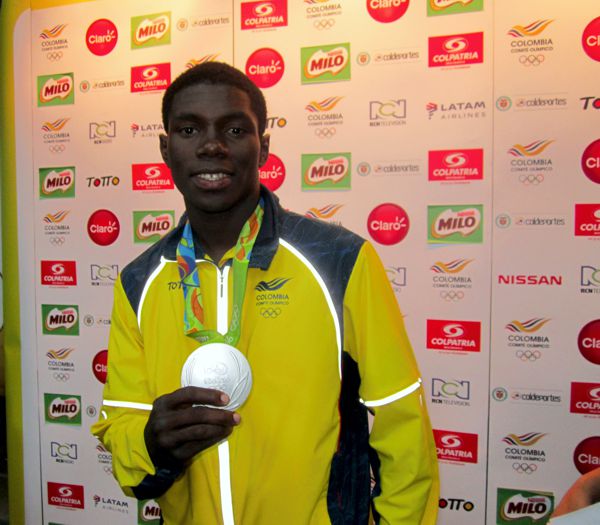 YUBERJEN MARTÍNEZ LLEGÓ A COLOMBIA CON SU MEDALLA DE PLATA
