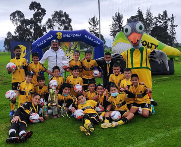 CATERPILLAR MOTOR RECIBIÓ LOS TROFEOS DE CAMPEÓN, GOLEADOR Y VALLA MENOS VENCIDA EN LA GRAN FINAL DEL FESTIVAL DE FÚTBOL 9 DE LA GAITANA 2021