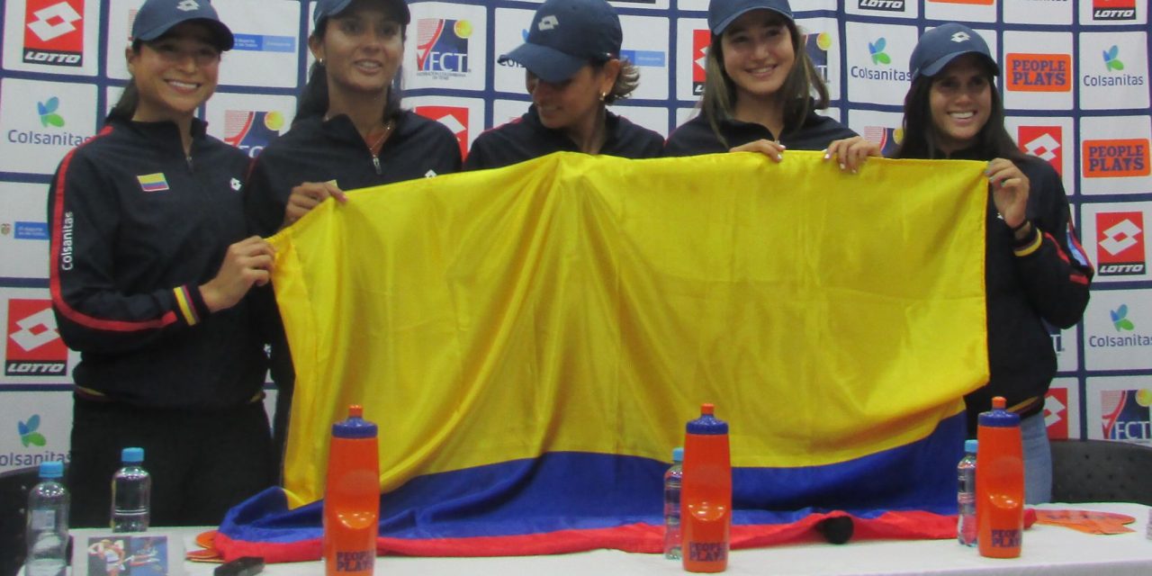 EL EQUIPO COLOMBIA QUE PARTICIPARÁ EN LA BILLIE JEAN KING CUP, RECIBIÓ LA BANDERA NACIONAL Y LOS UNIFORMES