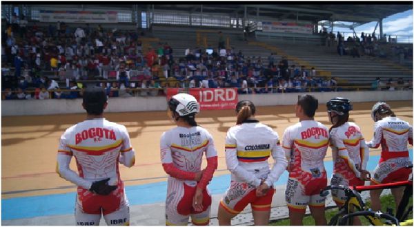 NIÑOS DEL PROGRAMA 40X40 DISFRUTARON CON UNA EXHIBICIÓN DE CICLISMO  DE PISTA